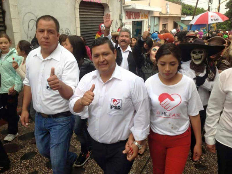Candidato del PES festeja con stripers a mamás