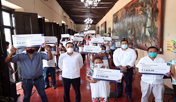 Vila entrega apoyos para impulsar la actividad artesanal en el oriente de Yucatán