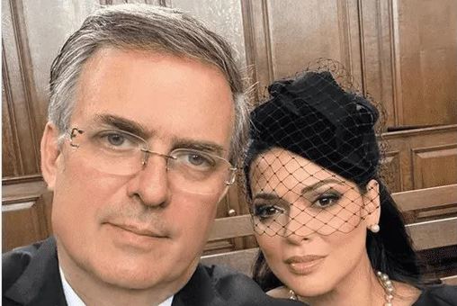 "De pésimo gusto": Ebrard se toma "selfie" en funeral de la reina Isabel; desata críticas