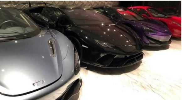 AMLO vende, sin fallo judicial, vehículos de lujo confiscados a "hackers"