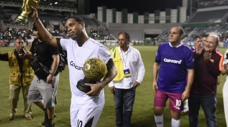 Cuauhtémoc Blanco vence a Ronaldinho en partido amistoso por DIF Morelos