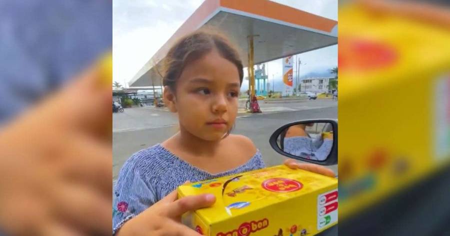 (VÍDEO) Ecuador: Captan a niña que habla 4 idiomas y vende dulces en la calle