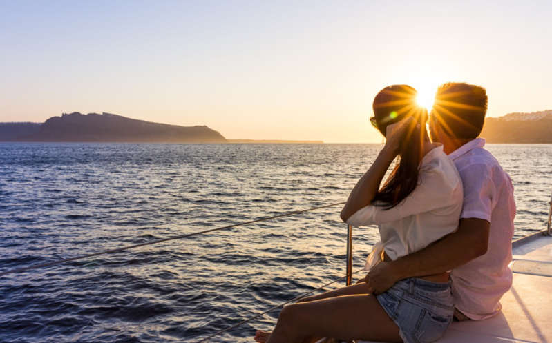 Pareja deja todo atrás y van a vivir a un barco de 15 metros cuadrados