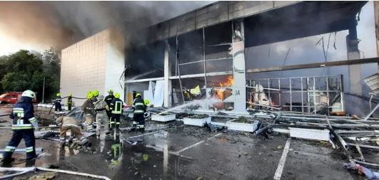 Rusia bombardea centro comercial en Ucrania: 16 muertos y 59 heridos