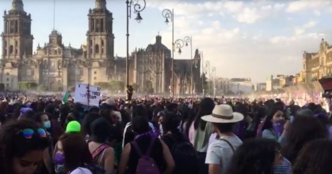 CDMX: Miles de mujeres llenan el Zócalo por el 8M