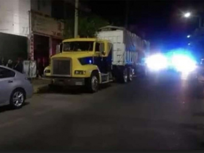 Hallan 108 centroamericanos hacinados dentro de tráiler en Querétaro