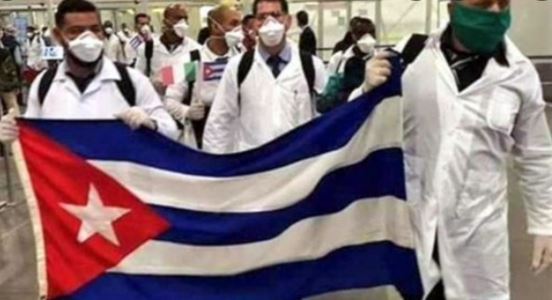 Senadores denuncian que México contrató médicos cubanos ¡sin título!