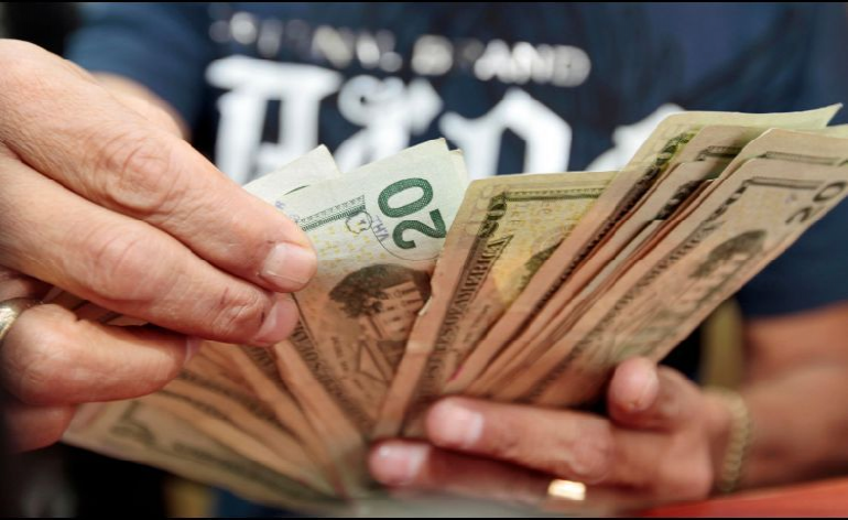 Dólar alcanza los 19.50 pesos a la venta en bancos