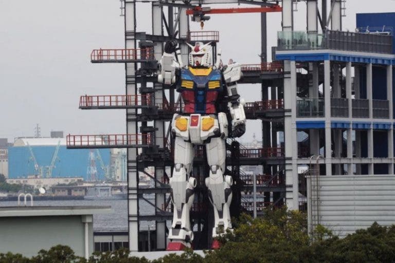 (VIDEO) Gundam, el robot gigante de Japón da sus primeros pasos