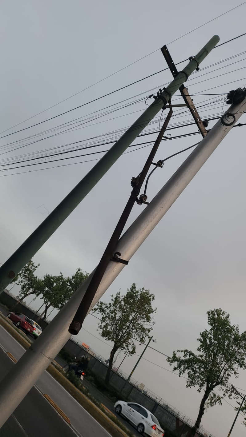 Joven se enreda con cable de luz suelto mientras viajaba en moto