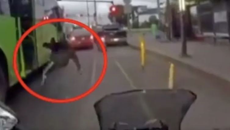 (VIDEO) CDMX: ¡Con todo y cuchillo! Avientan a ladrón de un camión