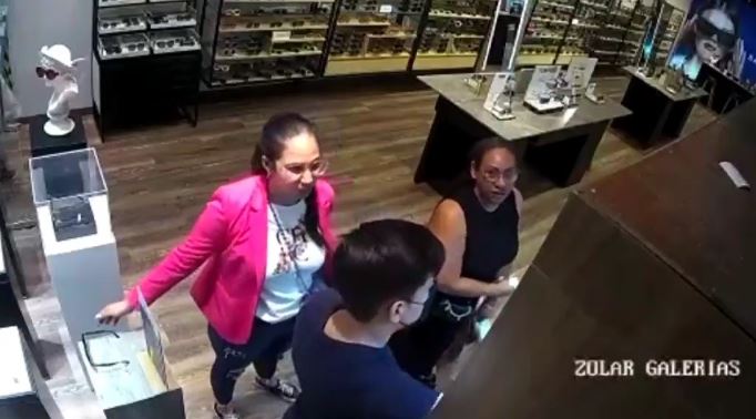 (VÍDEO) Mujeres roban lentes de sol en tienda de Zapopan