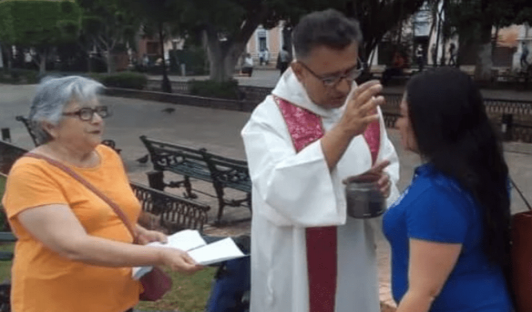 Mérida: Falso sacerdote ponía la cruz de ceniza afuera de la Catedral
