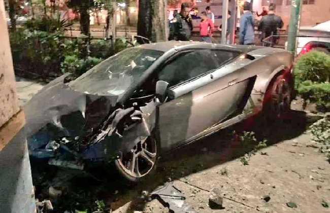 Abandona Lamborghini de $4 millones después de chocarlo en colonia Roma