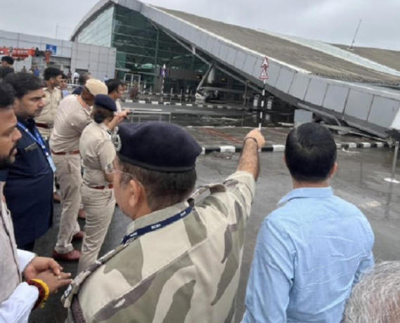 India: Un muerto y 8 heridos tras colapsar techo de un aeropuerto por  las lluvias