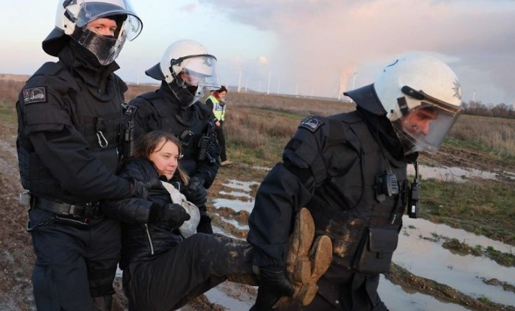 VIDEO: Detienen a Greta Thunberg durante protesta en Alemania