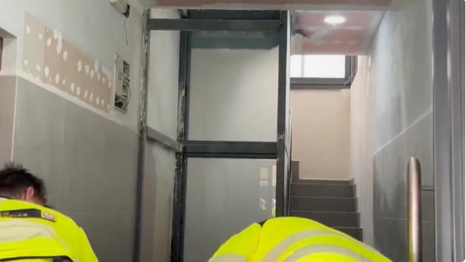 Muere al caer por el hueco de un elevador en obras mientras discutía con su esposa