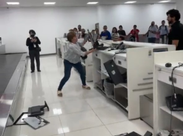 CDMX: Detienen a la mujer que causó destrozos en Volaris del AICM