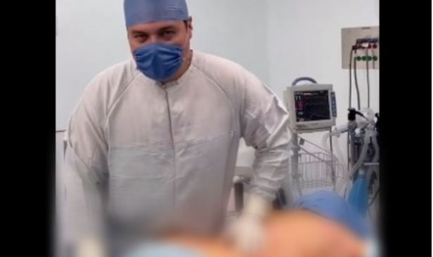 VIDEO: Médico ofrece liposucción si gana Chivas; ¡pero lo hizo mientras operaba!