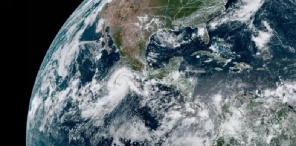 Así se ve el huracán Genevieve frente a las costas de México en imágenes satelitales