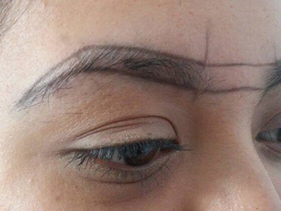 Mujer se queda sin cejas por mal trabajo de tatuadores