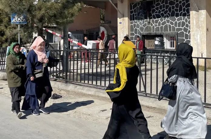Gobierno talibán impide que mujeres Afganistán estudien la universidad
