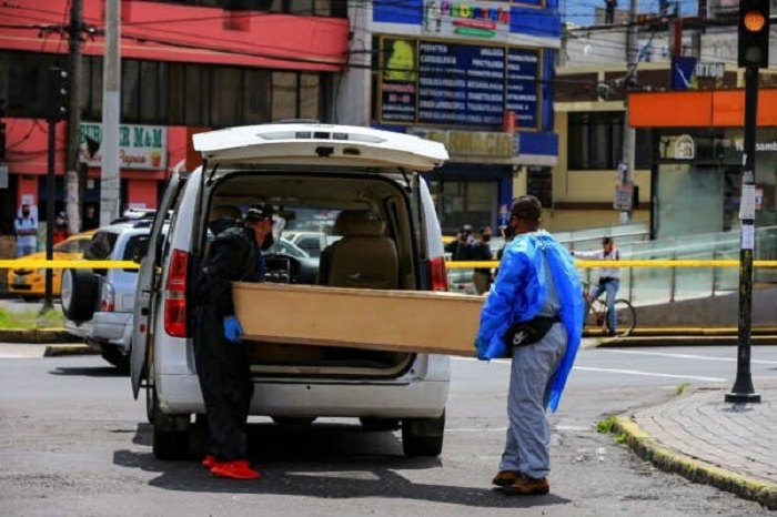 Secuestran a policías en Quito y piden a cambio cuerpo de muerto por Covid