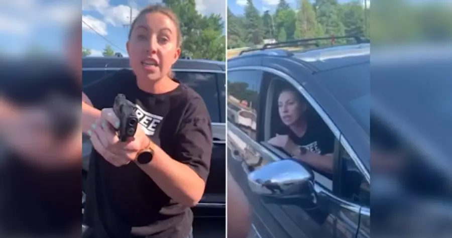 VIDEO: Mujer amenaza con un arma a familia afroamericana en restaurante de EU