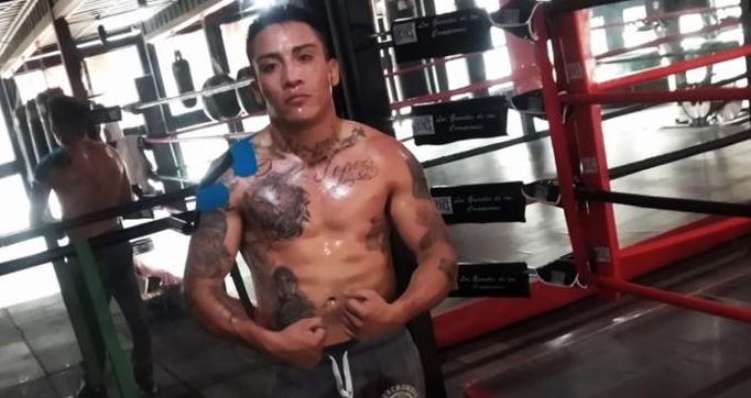Boxeador ahora pelea por su vida tras choque entre moto y auto en Ecatepec