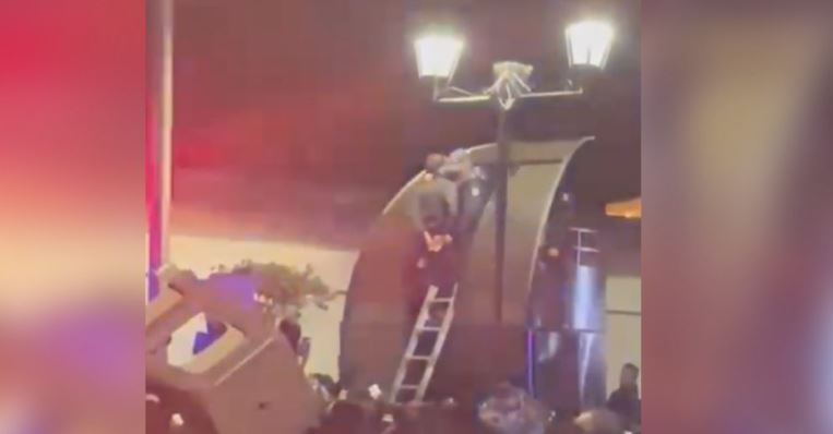 Querétaro: Policía tira a una persona esposada desde torre de vigilancia en concierto de Santa Fe Klan