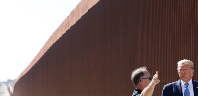 Un muro con 'agujeros' usan sierras para cortar la nueva barrera de Trump