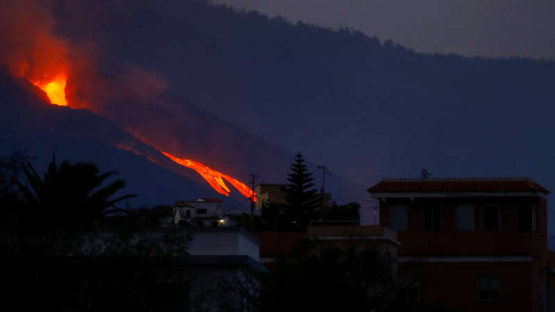 Reportero se quema con lava del volcán Cumbre Vieja