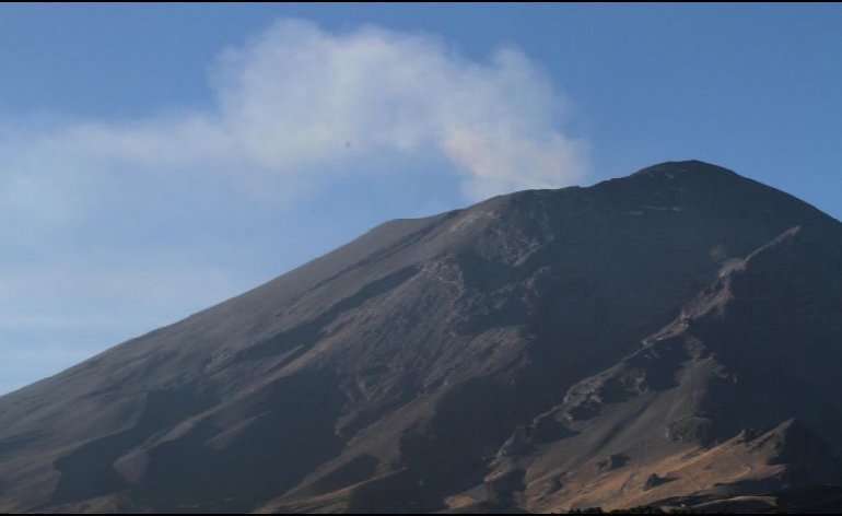 Popocatépetl registra débil emisión de vapor de agua y gases