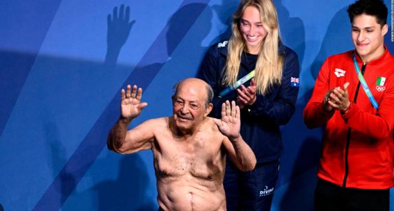 Con 100 años, clavadista marca un hito en el Campeonato Mundial de Natación