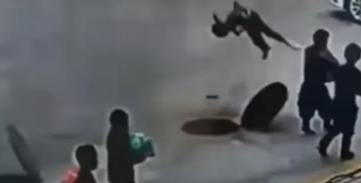 (VÍDEO) Niño tira petardo en alcantarilla y sale volando por explosión