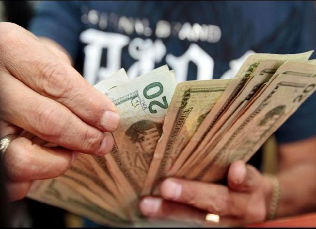 Dólar, a la venta en 20.08 pesos en bancos capitalinos