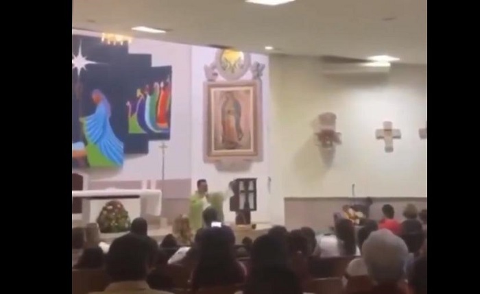 (VIDEO) Sacerdote canta 'Tusa' durante su misa