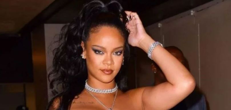La hermosa Rihanna usa una talla muy pequeña y muestra de más
