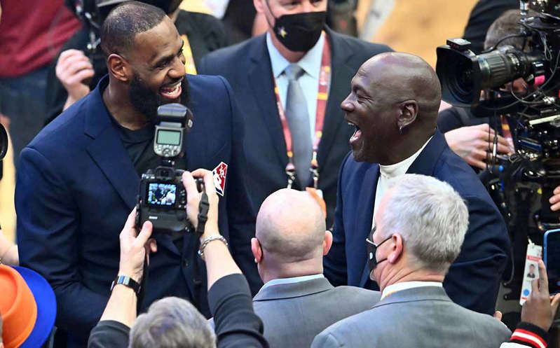 Estrellas NBA reaccionaron 'como niños' al ser abrazados por Michael Jordan