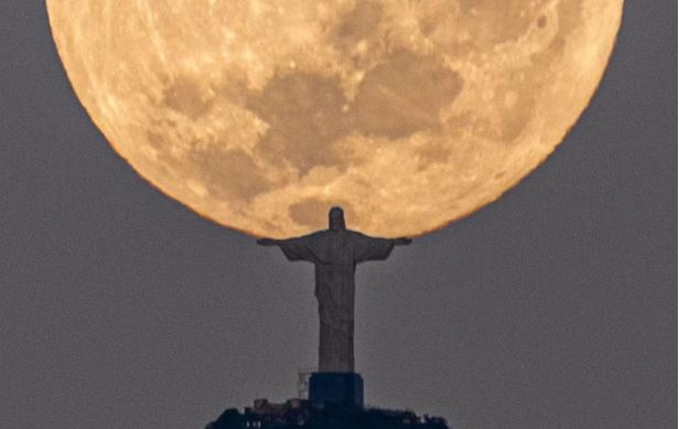 Esperó 3 años para captar al Cristo Redentor de Río 'cargando' la Luna