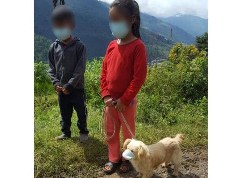 Niños llevan a vacunar a su perro y hasta le ponen cubrebocas