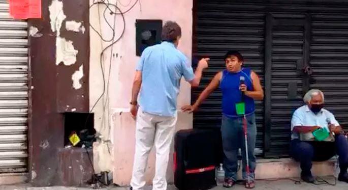 Mérida: Extranjero regaña a persona con discapacidad visual en Centro