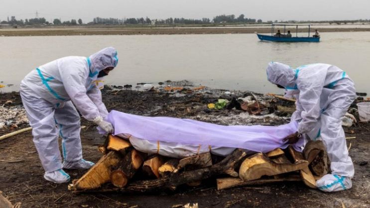 India: Instalan red en el río Ganges para atrapar cadáveres por Covid