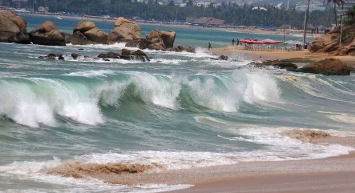 Fuertes lluvias amenazan al devastado puerto de Acapulco