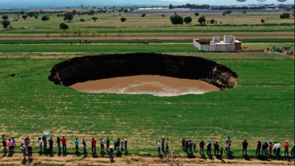 Explica Conagua posible causa de enorme socavón en Puebla