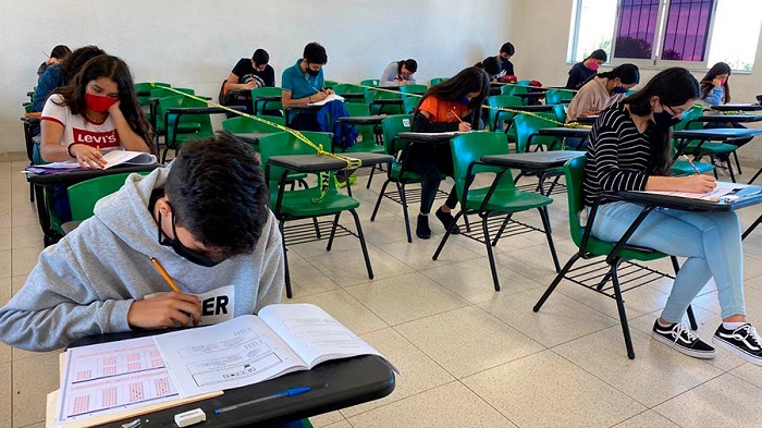 UADY: Jóvenes guardan sana distancia para presentar examen de ingreso a preparatoria