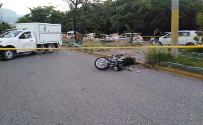 Chiapas: Motociclista se estrella en un árbol y muere