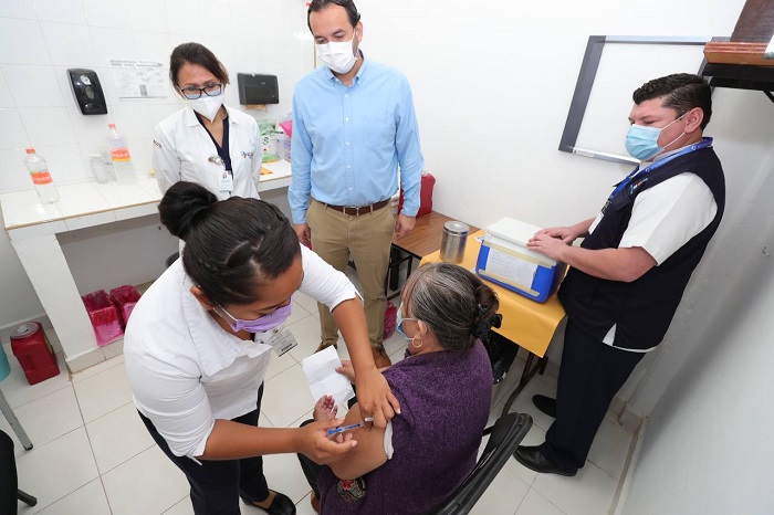 Contratiempos en inicio de vacunación anti Covid a adultos mayores en Mérida