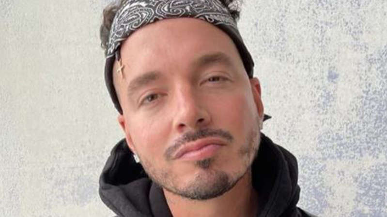 (VÍDEO) Captan a J Balvin orinando en la vía pública