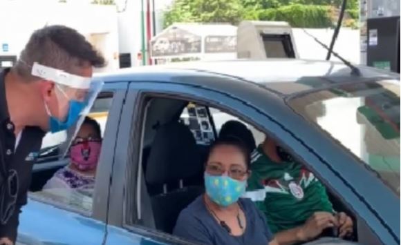 Regalan gasolina a personal médico en Querétaro